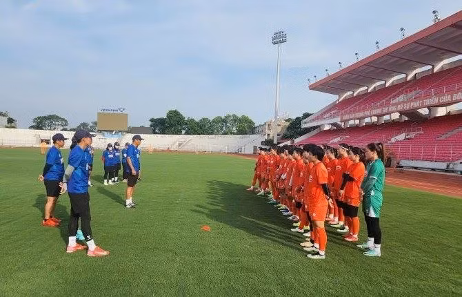 Đội tuyển bóng đá nữ Việt Nam tập luyện chuẩn bị cho AFF Cup 2025.
