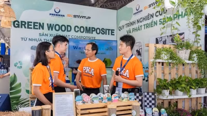 Tiến sĩ Đặng Viết Quang và nhóm sinh viên thực hiện dự án "Sản xuất vật liệu composite từ nhựa tái chế và phế phẩm nông nghiệp" tại Ngày hội khởi nghiệp Quốc gia của học sinh, sinh viên năm 2025. (Ảnh: PHƯỚC AN)