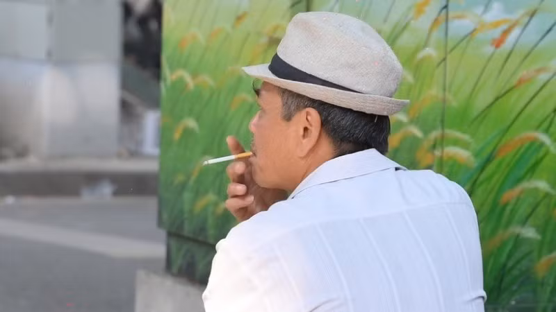 Tỷ lệ nam giới trưởng thành ở Việt Nam hút thuốc lá vẫn còn cao.