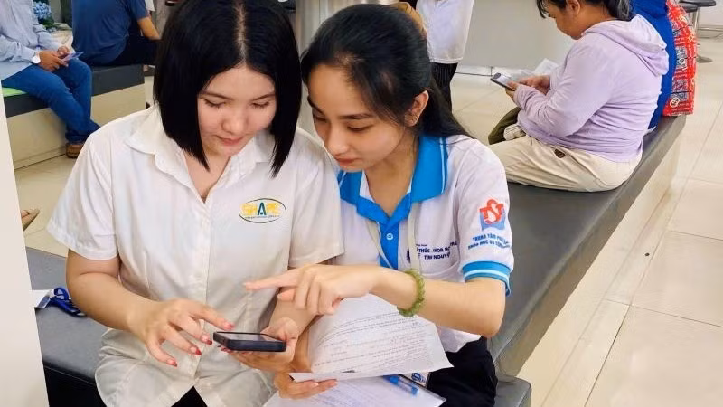 Hướng dẫn người dân làm thủ tục qua cổng dịch vụ công.