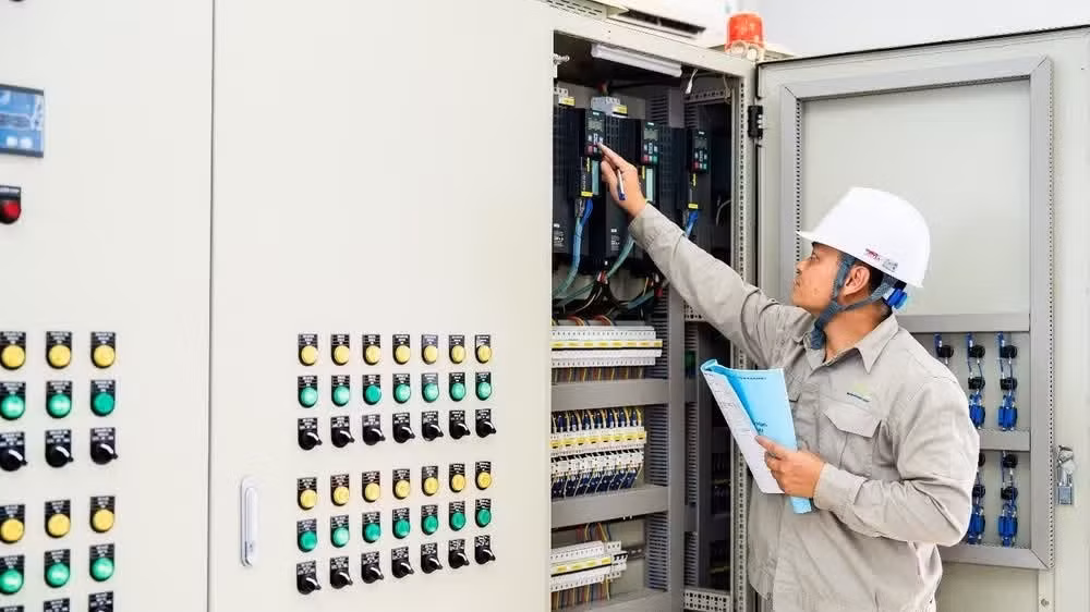 Cán bộ kỹ thuật của Công ty IMC, đơn vị chuyên quản lý vận hành các khu công nghiệp.