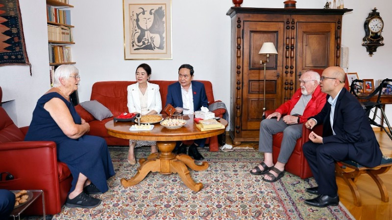Chủ tịch Quốc hội Trần Thanh Mẫn và Phu nhân Nguyễn Thị Thanh Nga đến thăm gia đình ông bà Jacques Savary ở thành phố Vevey, Thụy Sĩ. (Ảnh: DOÃN TẤN/TTXVN) vna-potal-chu-tich-quoc-hoi-va-phu-nhan-tham-gia-dinh-ong-jacques-savary-o-thanh-pho-vevey-thuy-si-8177226-2940.jpg