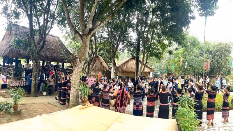 Biểu diễn nghệ thuật truyền thống tại Làng Văn hóa-Du lịch các dân tộc Việt Nam (xã Hòa Lạc, Hà Nội). (Ảnh NGUYỄN ĐĂNG)