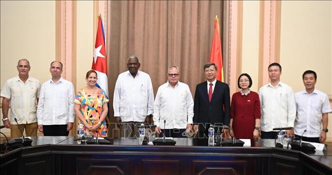 Chủ tịch Quốc hội Chính quyền Nhân dân Cuba Esteban Lazo Hernández chụp ảnh cùng Đại sứ Lê Quang Long và các cán bộ của Đại sứ quán Việt Nam tại Cuba. (Ảnh: Việt Hùng/TTXVN) Chủ tịch Quốc hội Chính quyền Nhân dân Cuba Esteban Lazo Hernández chụp ảnh cùng Đại sứ Lê Quang Long và các cán bộ của Đại sứ quán Việt Nam tại Cuba. (Ảnh: Việt Hùng/TTXVN)