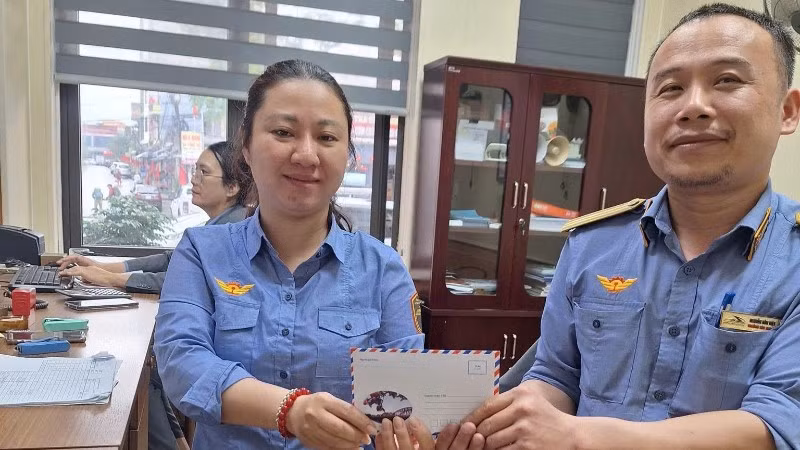 Anh Nguyễn Văn Việt - đại diện Tổ tàu SE6 bàn giao tập tiền của hành khách để quên trên tàu cho nhân viên ga Đồng Hới.