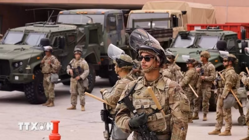 Binh sĩ thuộc lực lượng Vệ binh Quốc gia gác tại Los Angeles, California, Mỹ. (Ảnh: THX/TTXVN)