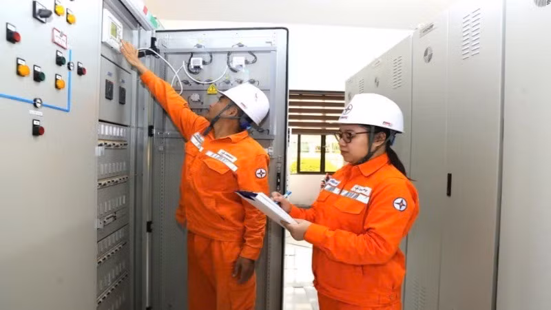 Công nhân Xí nghiệp lưới điện cao thế Lào Cai kiểm tra hệ thống điều khiển bảo vệ.