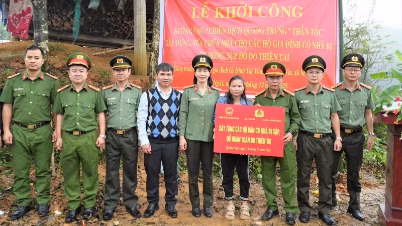 Công an tỉnh Quảng Ngãi khởi công xây dựng nhà cho gia đình bà Đinh Thị Vôn ở thôn Tan Via, xã Sơn Tây. (Ảnh: QUANG THÀNH)
