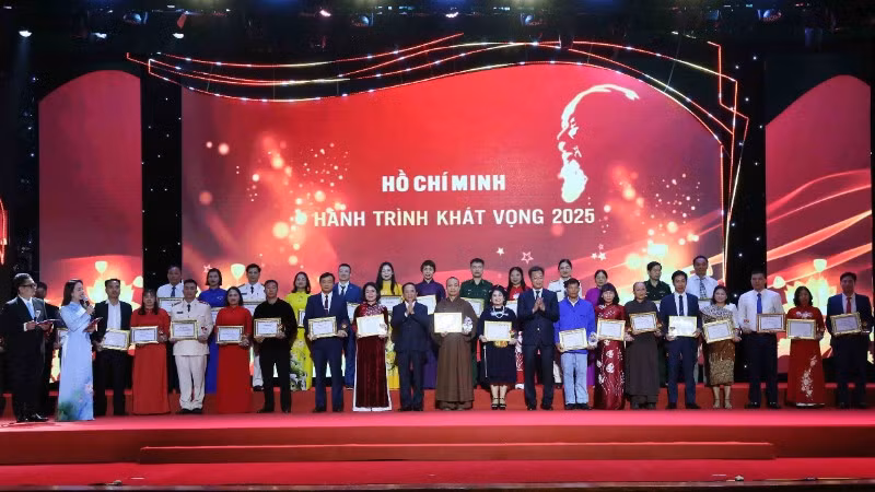 Đại tướng Trịnh Văn Quyết, Bí thư Trung ương Đảng, Trưởng Ban Tuyên giáo và Dân vận Trung ương trao giấy khen, tặng các cá nhân tiêu biểu. (Ảnh: TTXVN)