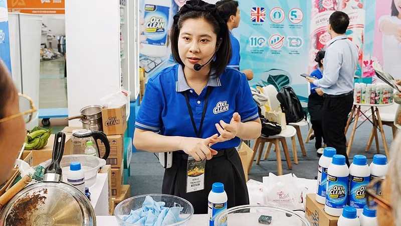 Một buổi livestream giới thiệu sản phẩm. (Ảnh: NAM ANH)