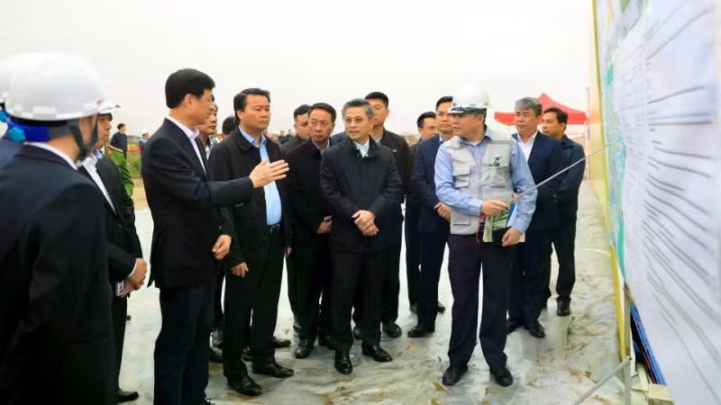 Bí thư Thành ủy Hà Nội Nguyễn Duy Ngọc kiểm tra tiến độ thi công công trình cầu Hồng Hà. (Ảnh: QUANG THÁI)