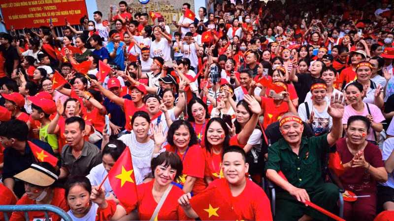 Người dân háo hức xem Lễ diễu binh, diễu hành sáng 2/9 tại đường Nguyễn Thái Học, Hà Nội. (Ảnh: BẢO LONG)