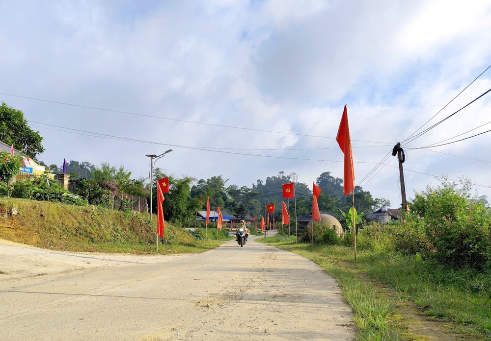 Tuyến đường giao thông nông thôn xã Khâu Tinh, huyện Na Hang được đầu tư xây dựng, giúp người dân giao thương thuận lợi.