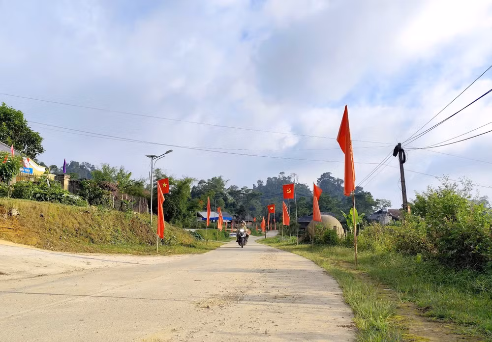 Tuyến đường giao thông nông thôn xã Khâu Tinh, huyện Na Hang được đầu tư xây dựng, giúp người dân giao thương thuận lợi.