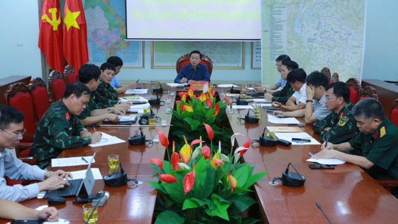 Phó Thủ tướng nhấn mạnh việc tìm kiếm phải được tiến hành càng sớm càng tốt, không để mất thời gian làm giảm cơ hội cứu người; tổ chức chặt chẽ công tác cứu nạn, có chỉ huy trực tiếp tại hiện trường, tuyệt đối không hình thức. (Ảnh: VGP/Đình Nam)