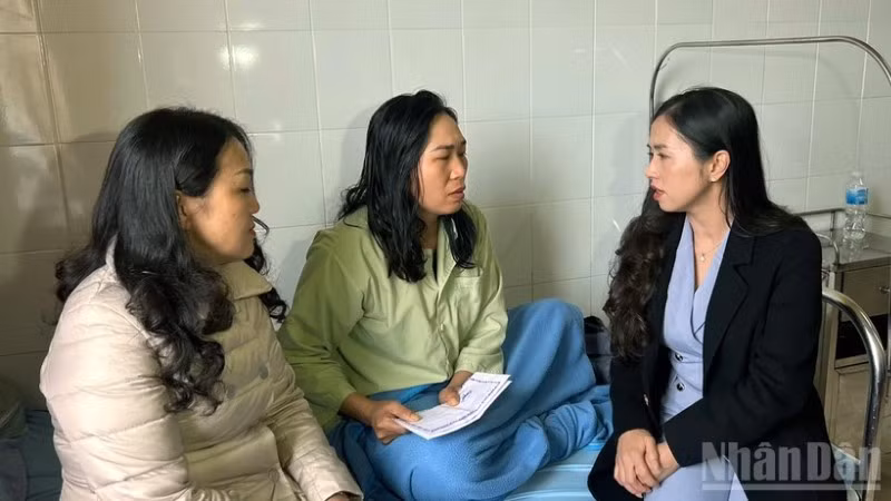 Lãnh đạo phường Xuân Hương-Đà Lạt, tỉnh Lâm Đồng thăm hỏi, động viên công nhân môi trường bị hành hung đang điều trị tại bệnh viện.