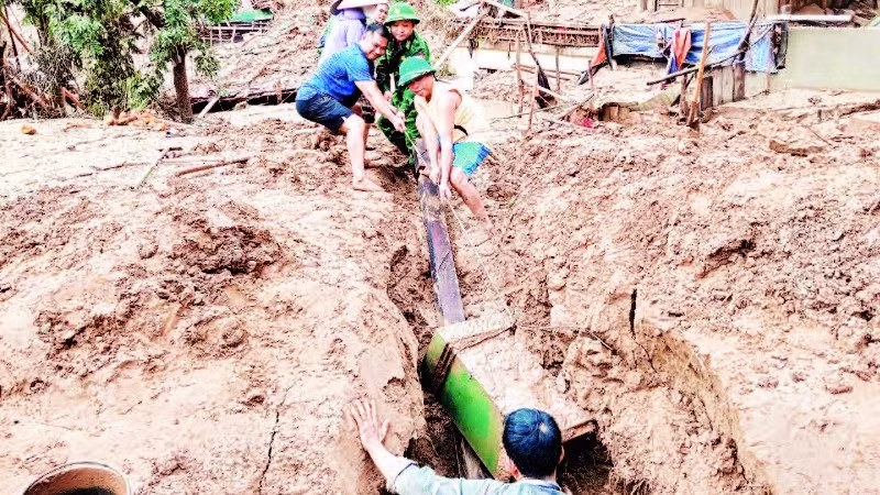 Cán bộ, chiến sĩ Đồn Biên phòng Mỹ Lý, tỉnh Nghệ An cùng các lực lượng tại chỗ giúp đỡ nhân dân trên địa bàn.