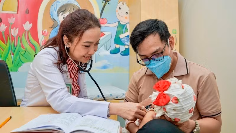 Trẻ nhỏ được thăm khám về hô hấp tại Bệnh viện Đại học Y dược Thành phố Hồ Chí Minh.