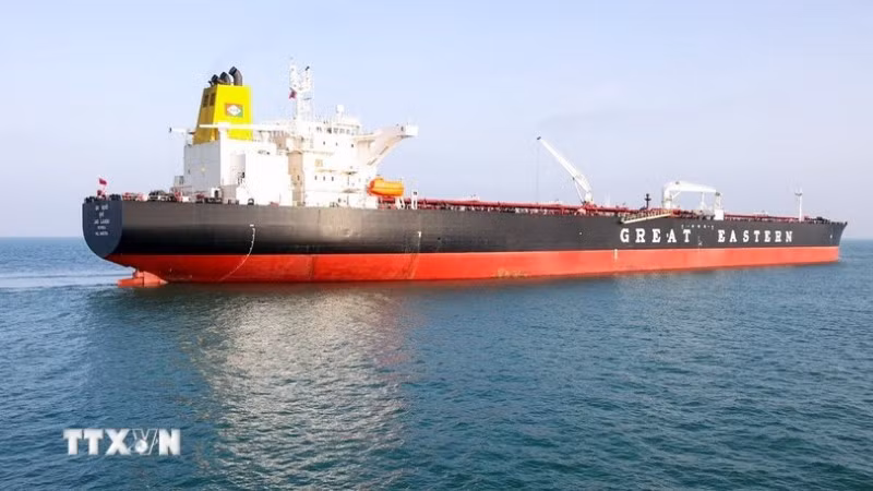 Tàu chở dầu thô cập cảng ở Mundra, Ấn Độ sau khi băng qua eo biển Hormuz, ngày 18/3. (Ảnh: ANI/TTXVN)