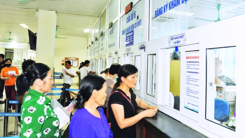 Người dân làm thủ tục khám, chữa bệnh bảo hiểm y tế tại Bệnh viện K cơ sở Tân Triều. (Ảnh KHÁNH AN)