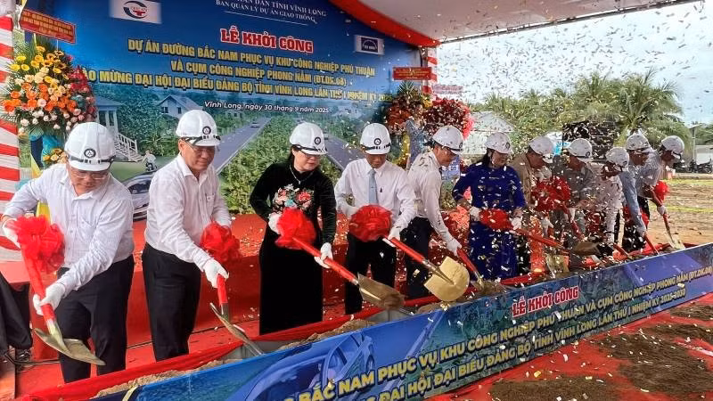 Lãnh đạo tham dự buổi Lễ thực hiện nghi thức khởi công Dự án đường Bắc Nam. (Ảnh: HOÀNG TRUNG)