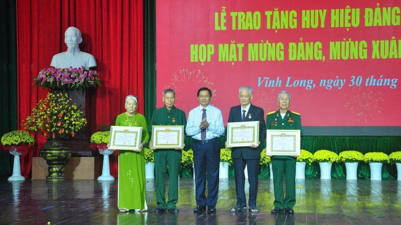 Tỉnh ủy Vĩnh Long trao Huy hiệu Đảng cho các đảng viên.