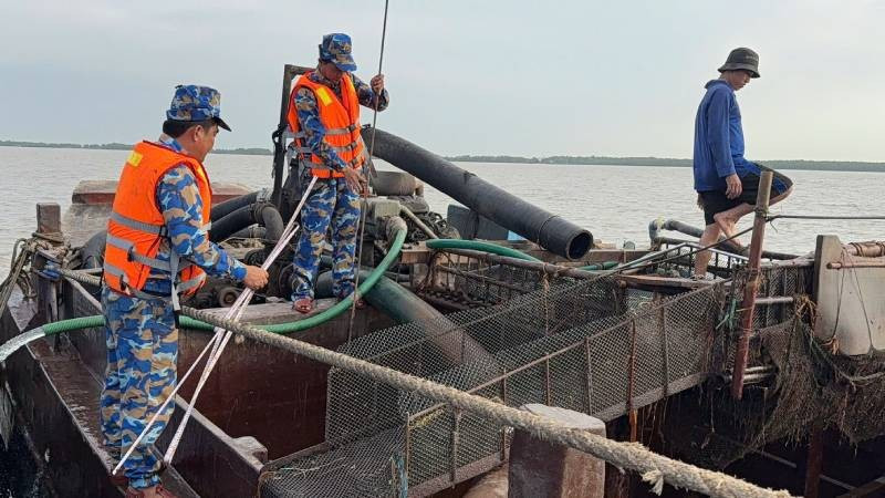 Lực lượng Bộ đội Biên phòng tỉnh Vĩnh Long bắt giữ 4 phương tiện vận chuyển cát trái phép.