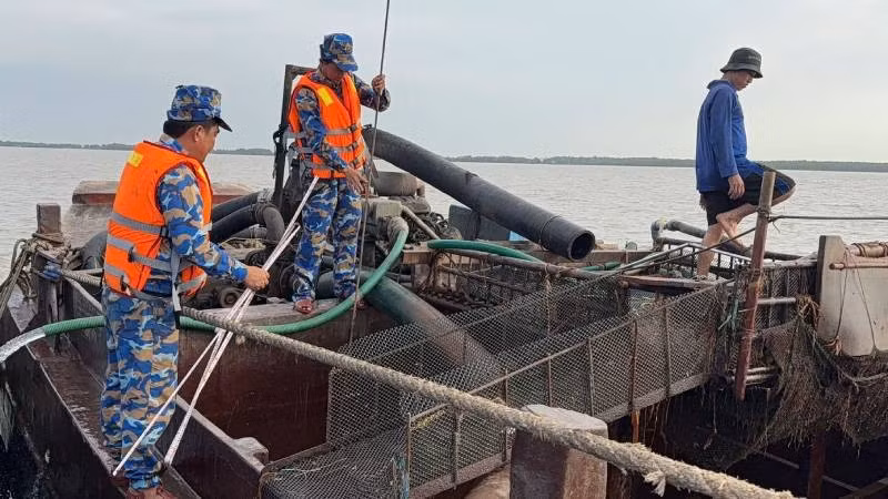 Lực lượng Bộ đội Biên phòng tỉnh Vĩnh Long bắt giữ 4 phương tiện vận chuyển cát trái phép.