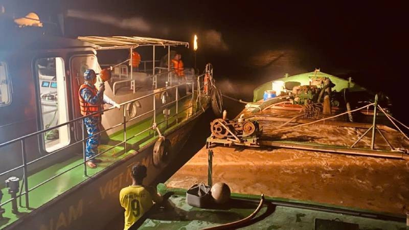 Lực lượng Bộ đội Biên phòng tỉnh Vĩnh Long phát hiện phương tiện đường thủy khai thác cát lòng sông trái phép.