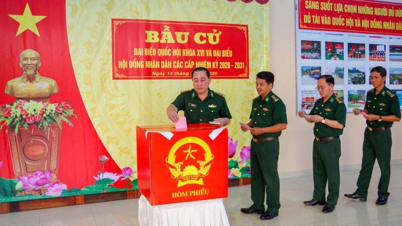 Cử tri tại Bộ đội Biên phòng tỉnh Vĩnh Long tham gia bỏ phiếu bầu đại biểu Quốc hội khóa XVI và đại biểu Hội đồng nhân dân các cấp nhiệm kỳ 2026-2031.