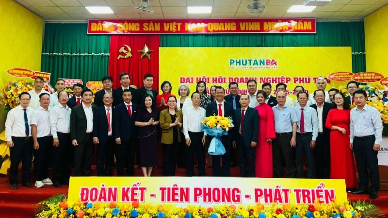 Ban Chấp hành Hội Doanh nghiệp Phú Tân ra mắt tại đại hội.