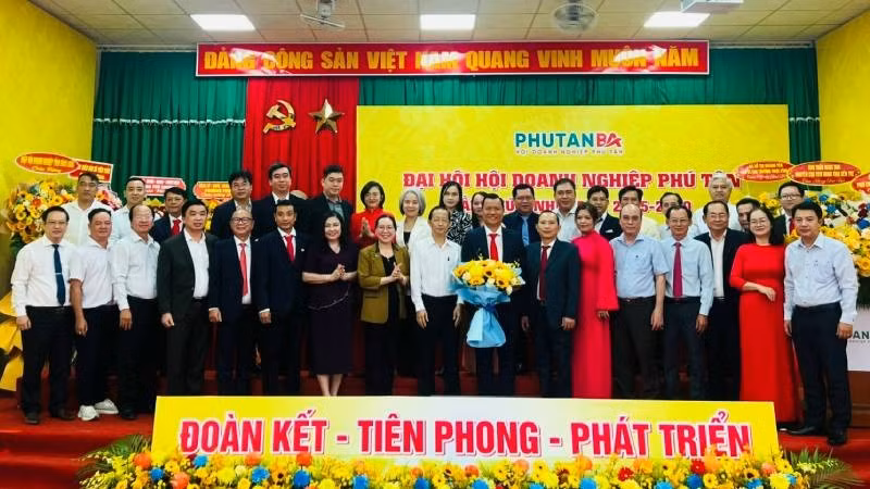 Ban Chấp hành Hội Doanh nghiệp Phú Tân ra mắt tại đại hội.