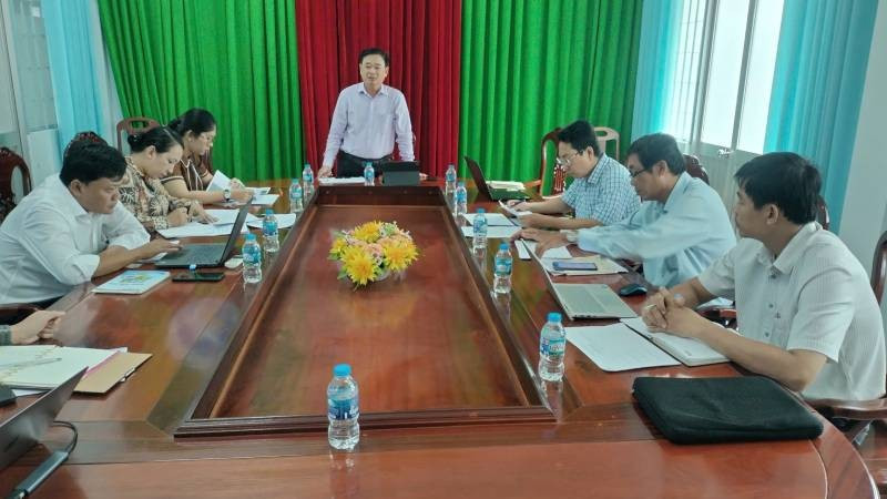 Đại biểu tham dự hội nghị thẩm định nội dung "Sổ tay hướng dẫn thực hành kinh tế tuần hoàn". (Ảnh: HOÀNG TRUNG)