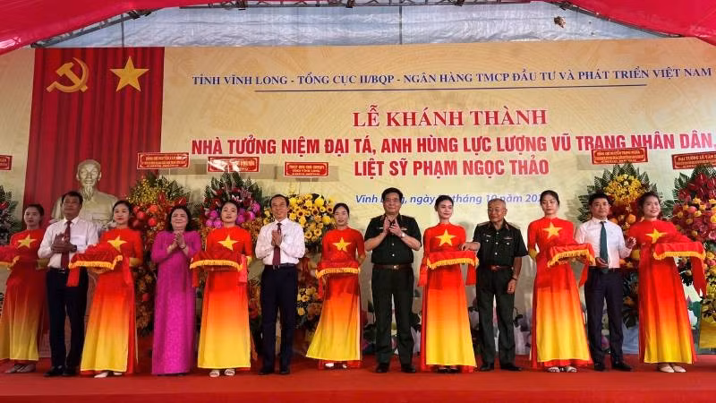 Đại biểu tham dự buổi lễ thực hiện nghi thức cắt băng khánh thành công trình. (Ảnh: HOÀNG TRUNG)