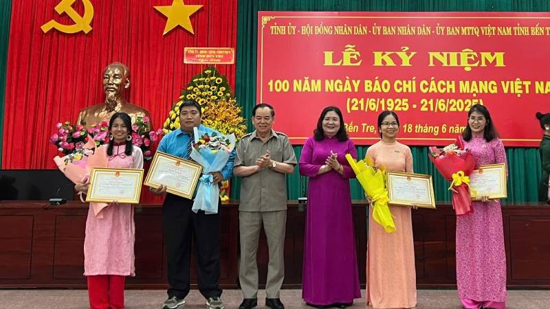 Lãnh đạo tỉnh Bến Tre trao giải Nhất Giải báo chí Sương Nguyệt Anh năm 2025. (Ảnh: HOÀNG TRUNG)