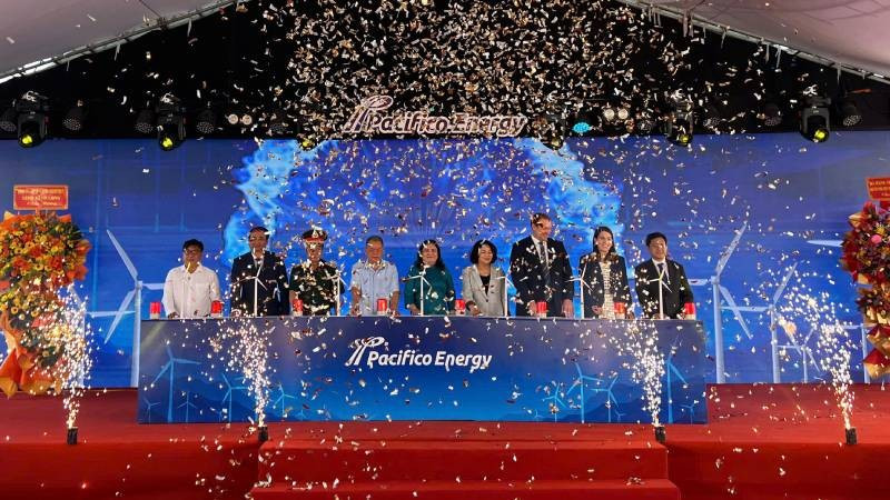 Đại biểu tham dự buổi lễ thực hiện nghi thức khánh thành Nhà máy điện gió Sunpro.