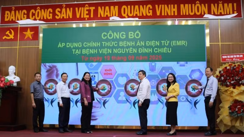 Đại biểu tham dự buổi lễ thực hiện nghi thức công bố áp dụng chính thức bệnh án điện tử tại Bệnh viện Nguyễn Đình Chiểu. (Ảnh: HOÀNG TRUNG)