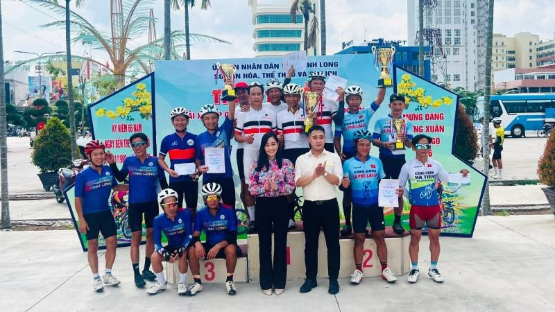 Ban tổ chức trao giải thưởng đồng đội cho các đội đoạt giải.