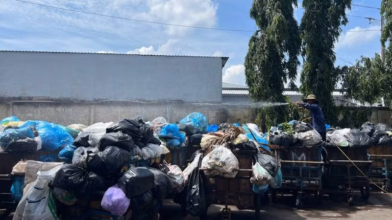 Trạm trung chuyển rác quá tải trong thời gian bãi rác An Hiệp tạm ngưng tiếp nhận rác. (Ảnh: HOÀNG TRUNG)