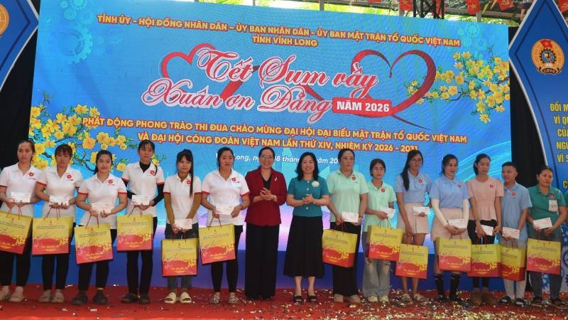 Lãnh đạo tham dự Chương trình tặng quà cho công nhân lao động.