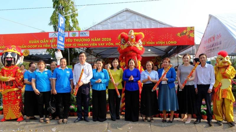 Đại biểu thực hiện nghi thức khai mạc hoạt động trưng bày, bán sản phẩm OCOP.