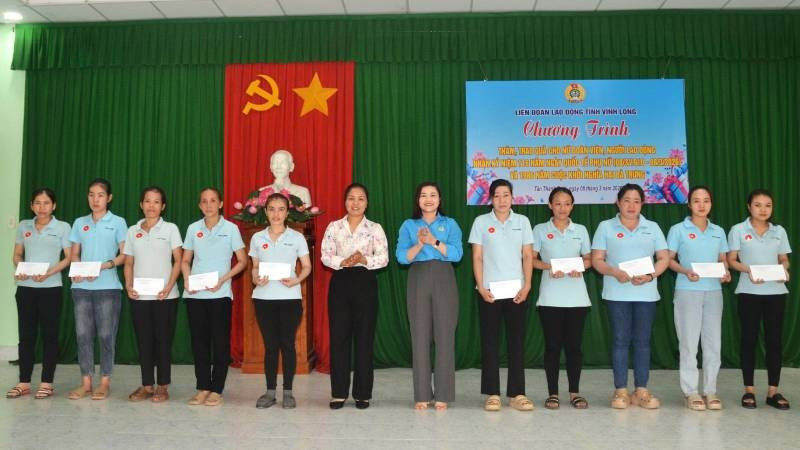 Liên đoàn Lao động tỉnh Vĩnh Long trao quà cho nữ đoàn viên, người lao động tại xã Tân Thành Bình.
