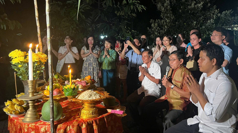 Lễ cúng trăng - Ok Om Bok của đồng bào Khmer Vĩnh Long.