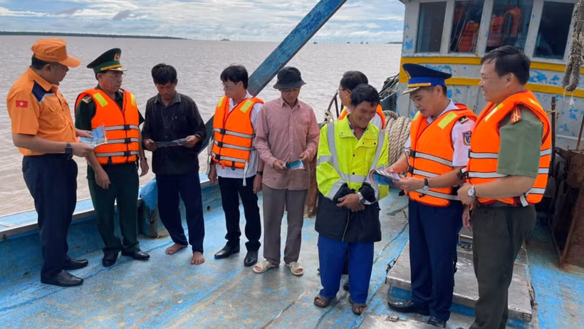 Tỉnh Vĩnh Long tập trung tuyên truyền chống khai thác IUU cho ngư dân. (Ảnh: HOÀNG TRUNG)