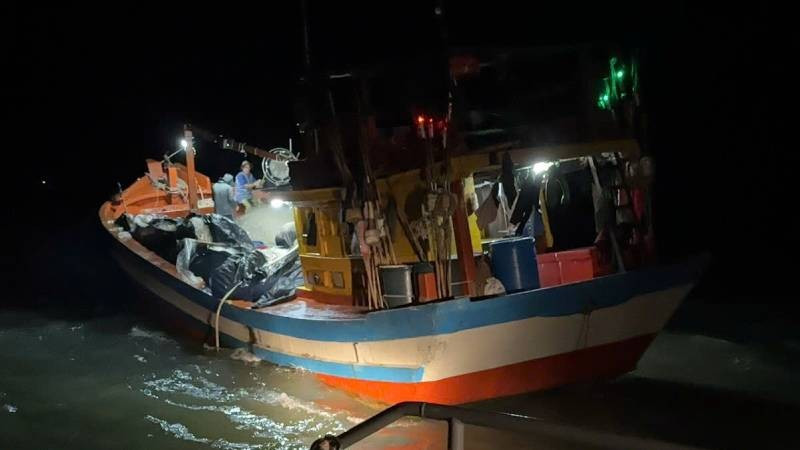 Lực lượng Bộ đội Biên phòng tỉnh Vĩnh Long phát hiện, xử lý phương tiện khai thác thủy sản sai vùng quy định.