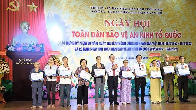Trao quà cho gia đình chính sách, học sinh nghèo tại Ngày hội toàn dân bảo vệ an ninh Tổ quốc. (Ảnh: HOÀNG TRUNG)