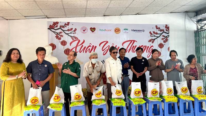 Đồng chí Hồ Thị Hoàng Yến cùng lãnh đạo chính quyền địa phương trao quà cho những hộ dân có hoàn cảnh khó khăn.