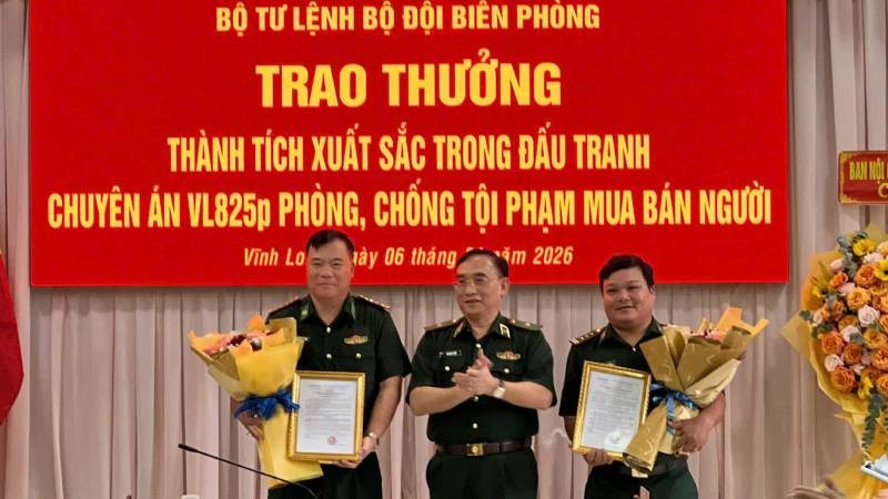 Thiếu tướng Đỗ Ngọc Cảnh trao thưởng cho tập thể có thành tích xuất sắc trong đấu tranh Chuyên án VL825p phòng, chống tội phạm mua bán người.