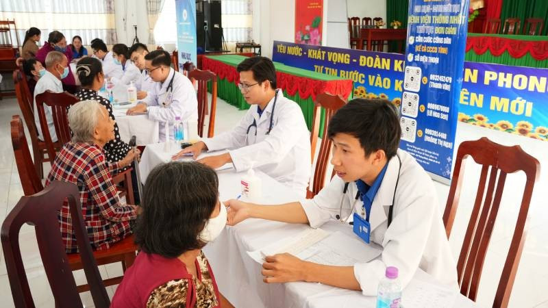 Người dân được khám, phát thuốc và tư vấn sức khỏe miễn phí.
