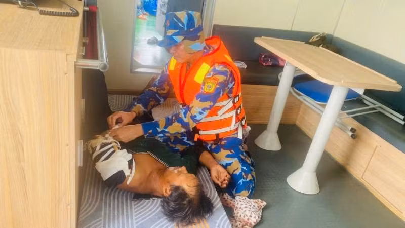 Thuyền viên gặp nạn trên biển kịp thời được sơ cứu, đưa vào bờ để chuyển đến bệnh viện.